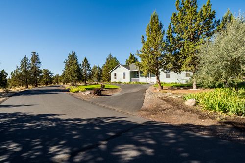 2525 Cliff Hawk Ct, Redmond, OR, 97756-7334 | Card Image