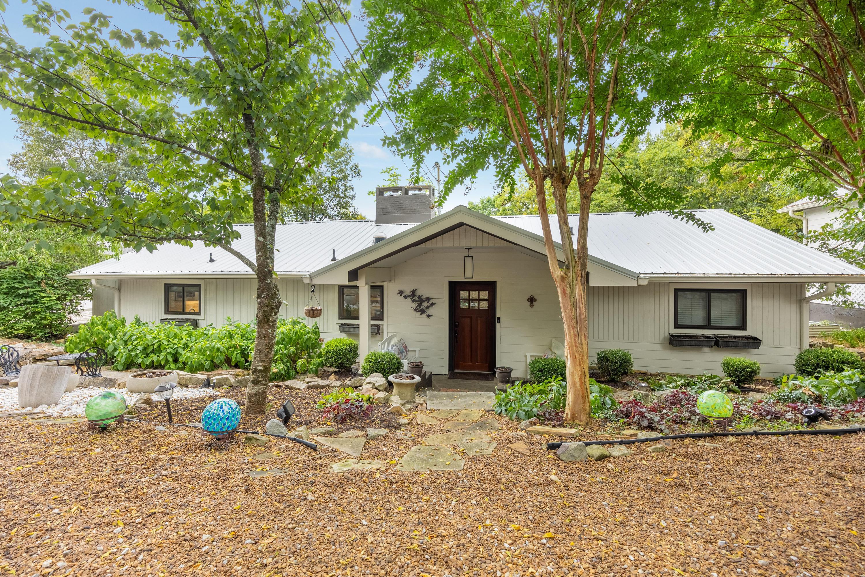 Hermitage Ave, Lookout Mountain, TN 37350