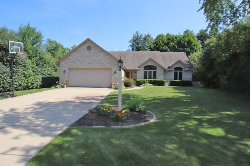 5214273 Thornhill Dr, Menomonee Falls, WI, 53051-6833 | Card Image