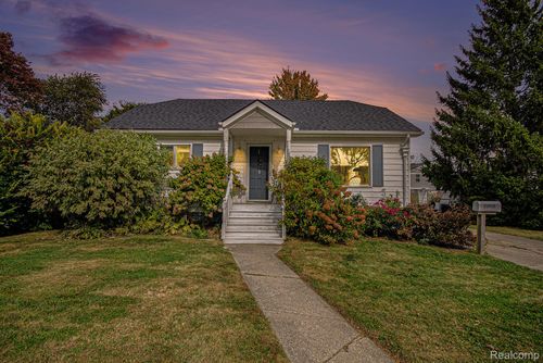 22915 E 13 Mile Rd, Saint Clair Shores, MI, 48082-1355 | Card Image