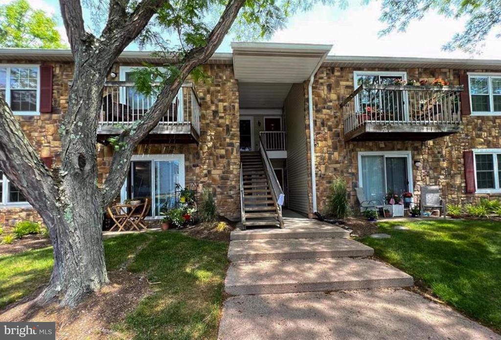 Barberry Ct, Lawrence Township, NJ 08648