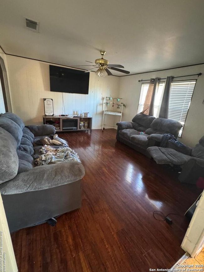 305 E Hugo St, House other with 3 bedrooms, 1 bathrooms and null parking in Dilley TX | Image 7