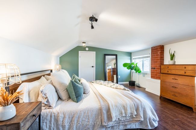 114 London St N, House other with 3 bedrooms, 2 bathrooms and 2 parking in Hamilton ON | Image 24