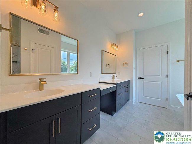 9858 Old 22, House other with 4 bedrooms, 4 bathrooms and null parking in Breinigsville PA | Image 43