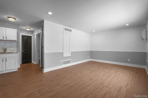 4403 Crooks Rd, Royal Oak, MI, 48073-1754 | Card Image