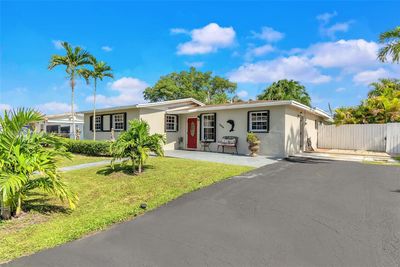 7884 Nw 175th St, House other with 4 bedrooms, 2 bathrooms and null parking in Hialeah FL | Image 3