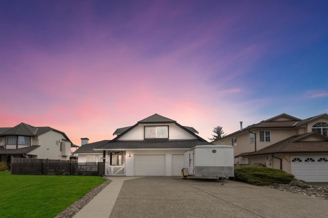 6030 189 Street, House other with 4 bedrooms, 2 bathrooms and 6 parking in Surrey BC | Image 3