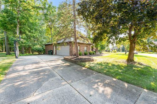 2935 Woodford Cir, Rochester Hills, MI, 48306-3069 | Card Image