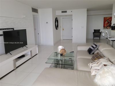 PH6 - 2000 Towerside Ter, Condo with 2 bedrooms, 2 bathrooms and null parking in Miami FL | Image 3