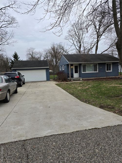 6465 Monrovia Dr, Waterford, MI, 48329-3162 | Card Image