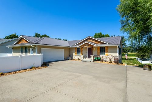 1825 Pineo Grove Ln, Princeton, IA, 52768-9789 | Card Image