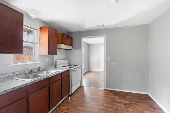 305 W Waco St, Home with 5 bedrooms, 3 bathrooms and 6 parking in Ennis TX | Image 10