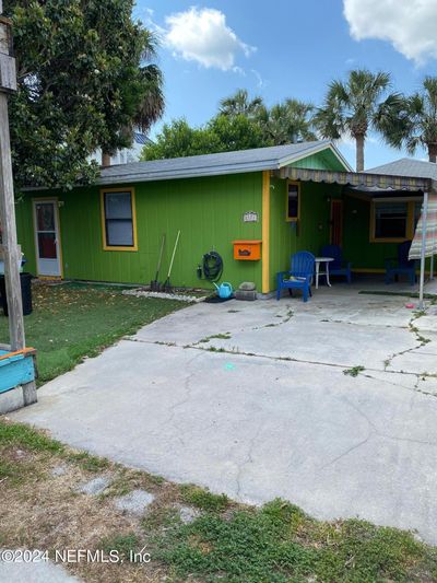 So colorful. 3 full bedrooms, 2 split heat and air units! So cute and beachy. | Image 2