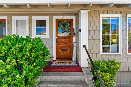 211 19th Ave Sw, Olympia, WA, 98501-2803 | Card Image