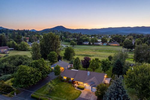 992 Auby Way, Grants Pass, OR, 97527 | Card Image