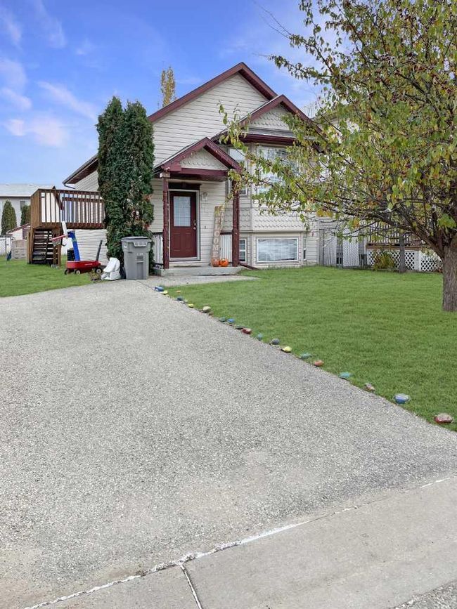 6021 91 Street, Home with 3 bedrooms, 2 bathrooms and null parking in Grande Prairie AB | Image 1
