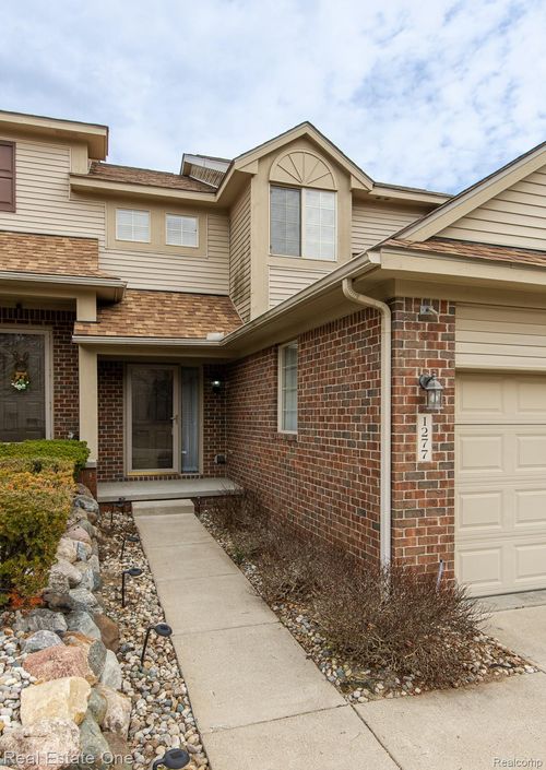 1277 Edelweiss Ln, Waterford, MI, 48327-4414 | Card Image