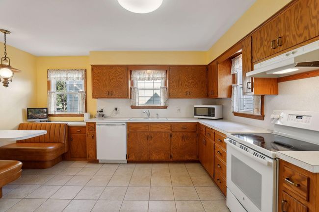 Three Kitchen windows | Image 11