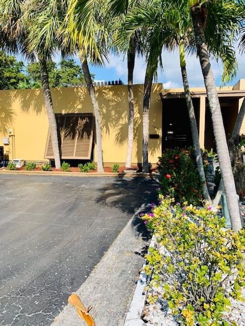 16119-16119 Kingsmoor Way, Miami Lakes, FL, 33014-6581 | Card Image