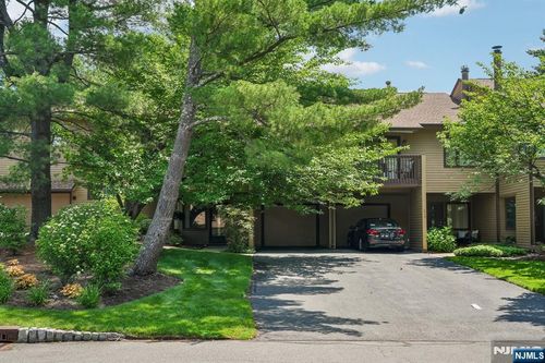 220 Mountain View Dr, Mahwah, NJ, 07430-3424 | Card Image