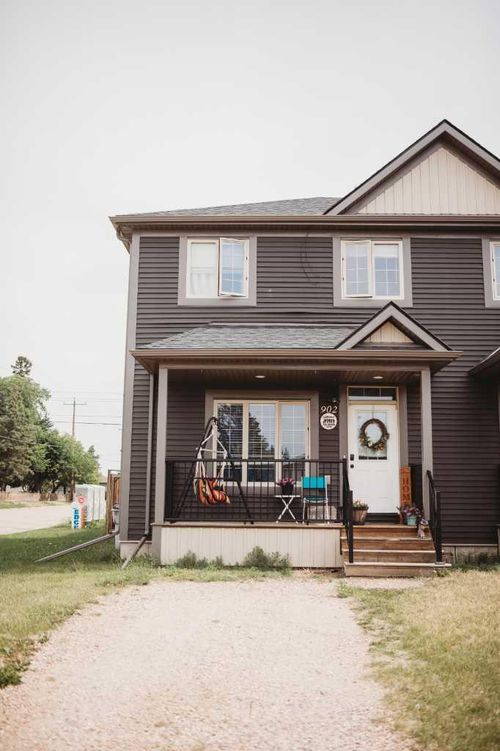 902 8 Avenue, Wainwright, AB, T9W1C9 | Card Image