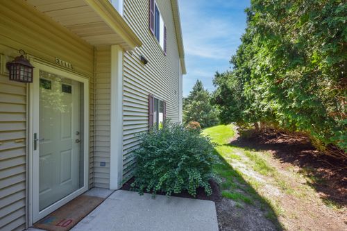 2111 Pine Ridge Ct, Grafton, WI, 53024-3112 | Card Image
