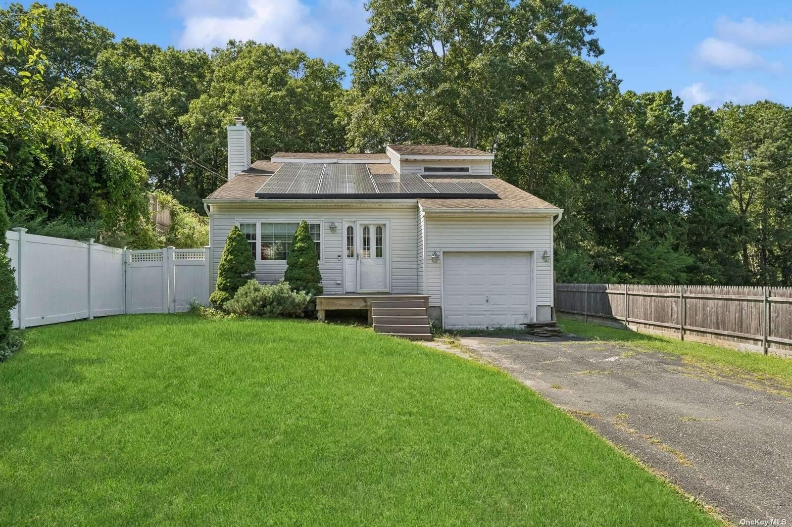 Starlight Dr, Shirley, NY 11967