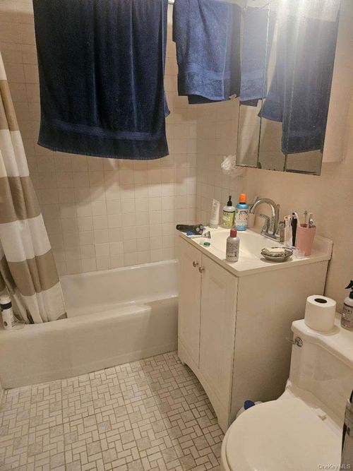 apt-c109-61 Grand Central Pkwy, Forest Hills, NY, 11375-1249 | Card Image