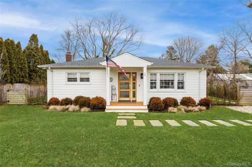4 Southwind Rd, Remsenburg, NY, 11960-2035 | Card Image