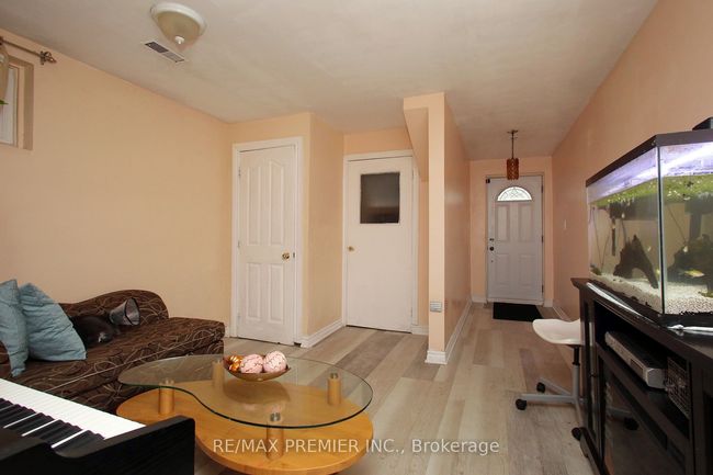36 Newlin Cres, House attached with 5 bedrooms, 3 bathrooms and 4 parking in North York ON | Image 19