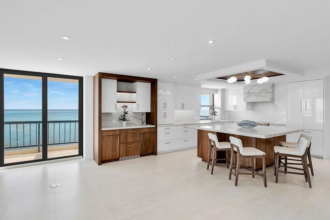 Open Plan with Bar | Image 4