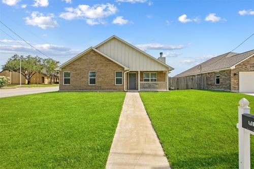 311 E Galveston St, Giddings, TX, 78942-5016 | Card Image
