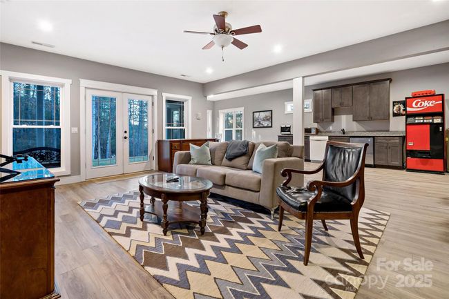 Large walkout/daylight basement | Image 30