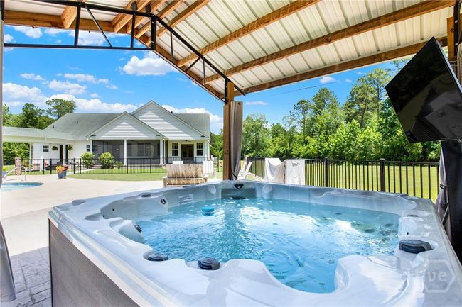Hot Tub with TV | Image 37