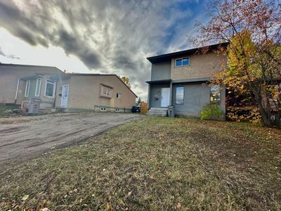 9921 71 Ave, Home with 3 bedrooms, 2 bathrooms and 2 parking in Grande Prairie AB | Image 2