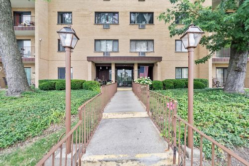 apt-303-6670 S Brainard Ave, Countryside, IL, 60525-4622 | Card Image