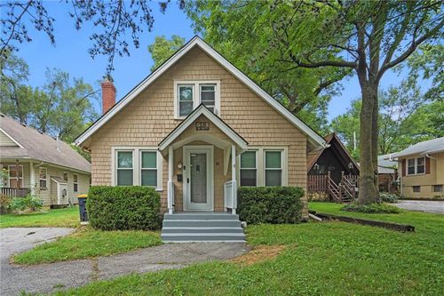 18 W 79th Ter, Kansas City, MO, 64114-2302 | Card Image