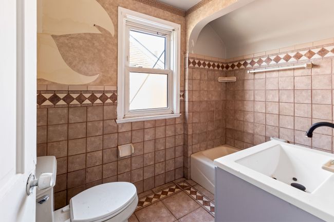 Full Bathroom | Image 19