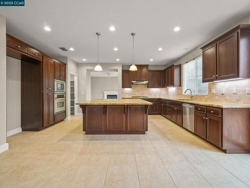 929 929 Painted Shore Court, Oakley, CA, 94561-5710 | Card Image
