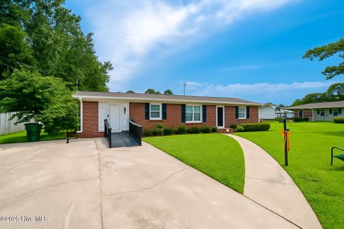 72 Village Dr, Whiteville, NC, 28472-8680 | Card Image
