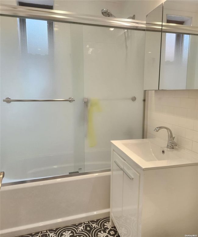 APT-2G - 67-35 Yellowstone Blvd, Home with 2 bedrooms, 1 bathrooms and null parking in Forest Hills NY | Image 5