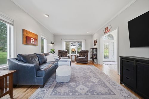 8 Ledgewood Dr, Londonderry, NH, 03053-4082 | Card Image