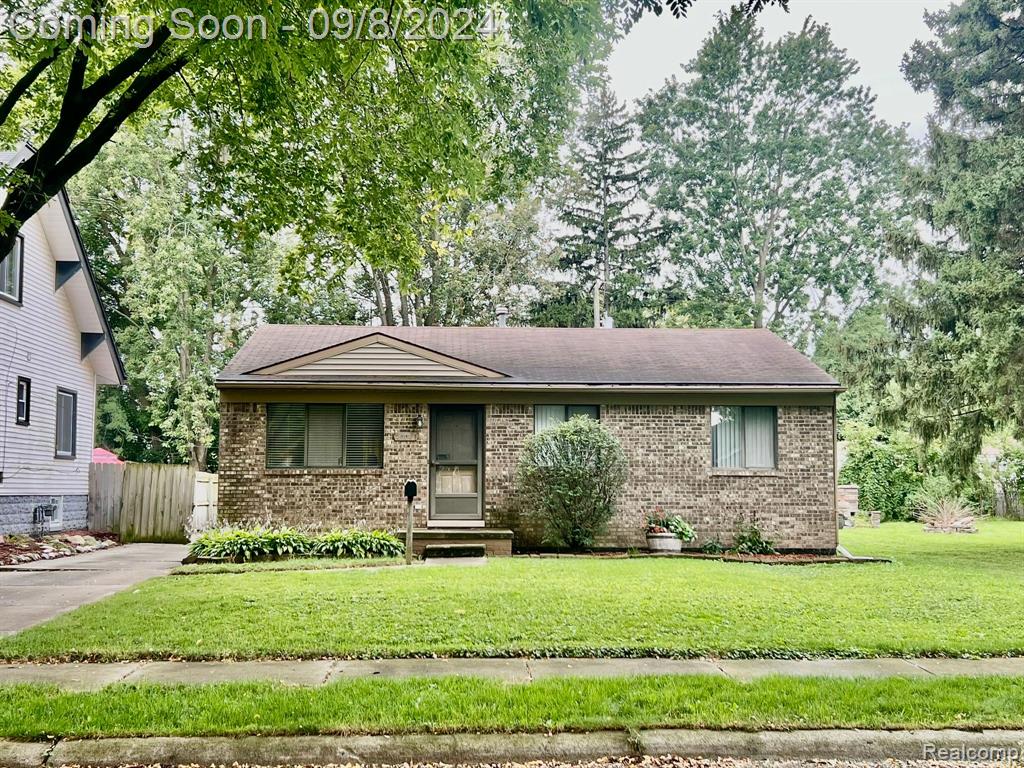 Hollywood St, Roseville, MI 48066