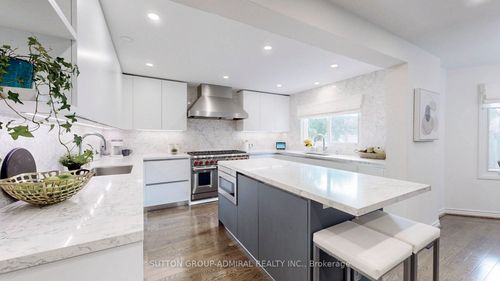 122 Edmund Seager Dr, Thornhill, ON, L4J4S7 | Card Image
