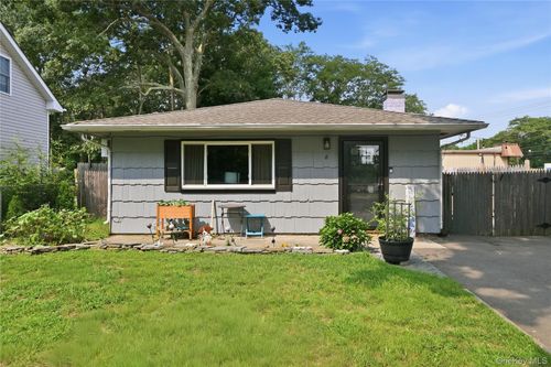 8 Roberts St, Mastic, NY, 11950-3212 | Card Image