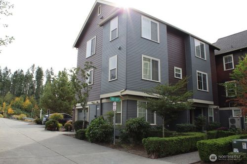 807 5th Pl Ne, Issaquah, WA, 98029-5400 | Card Image