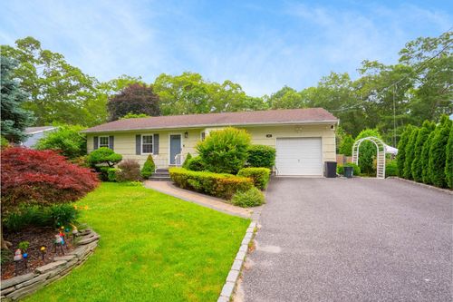 22 Howe Rd, Coram, NY, 11727-2328 | Card Image