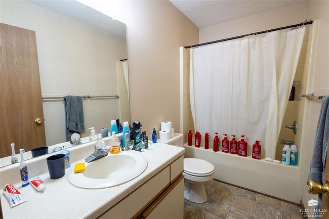 2556 Candlecrest Cir, Condo with 5 bedrooms, 3 bathrooms and null parking in Manhattan KS | Image 19