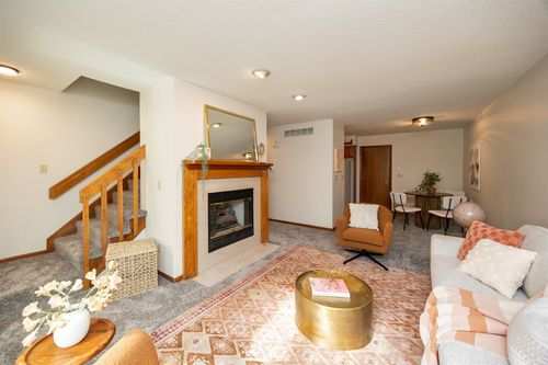 6826 Oakwood Dr, Urbandale, IA, 50322-1889 | Card Image