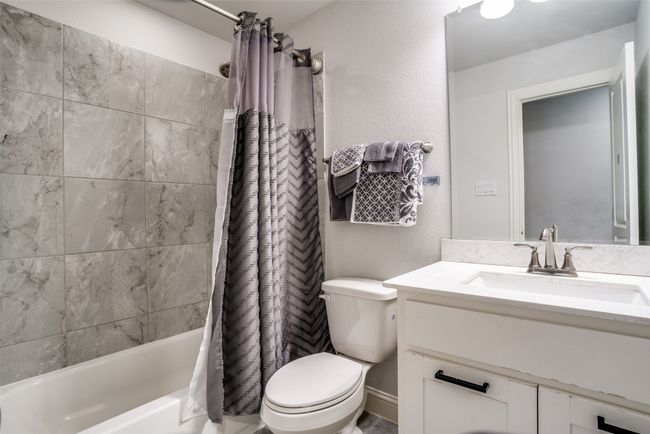 Upstairs bathroom | Image 27